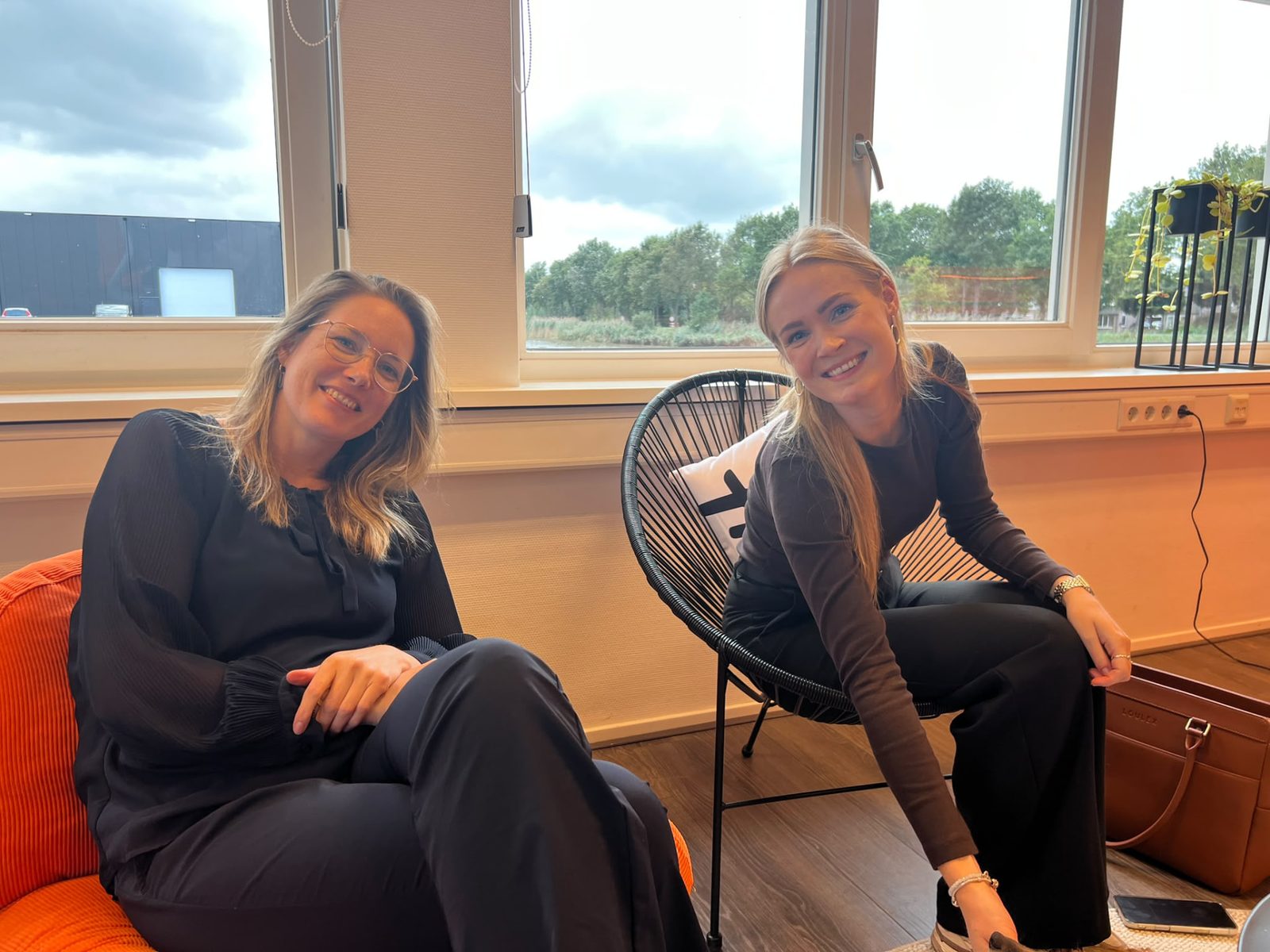 Bezoekers in gesprek tijdens de netwerkborrel